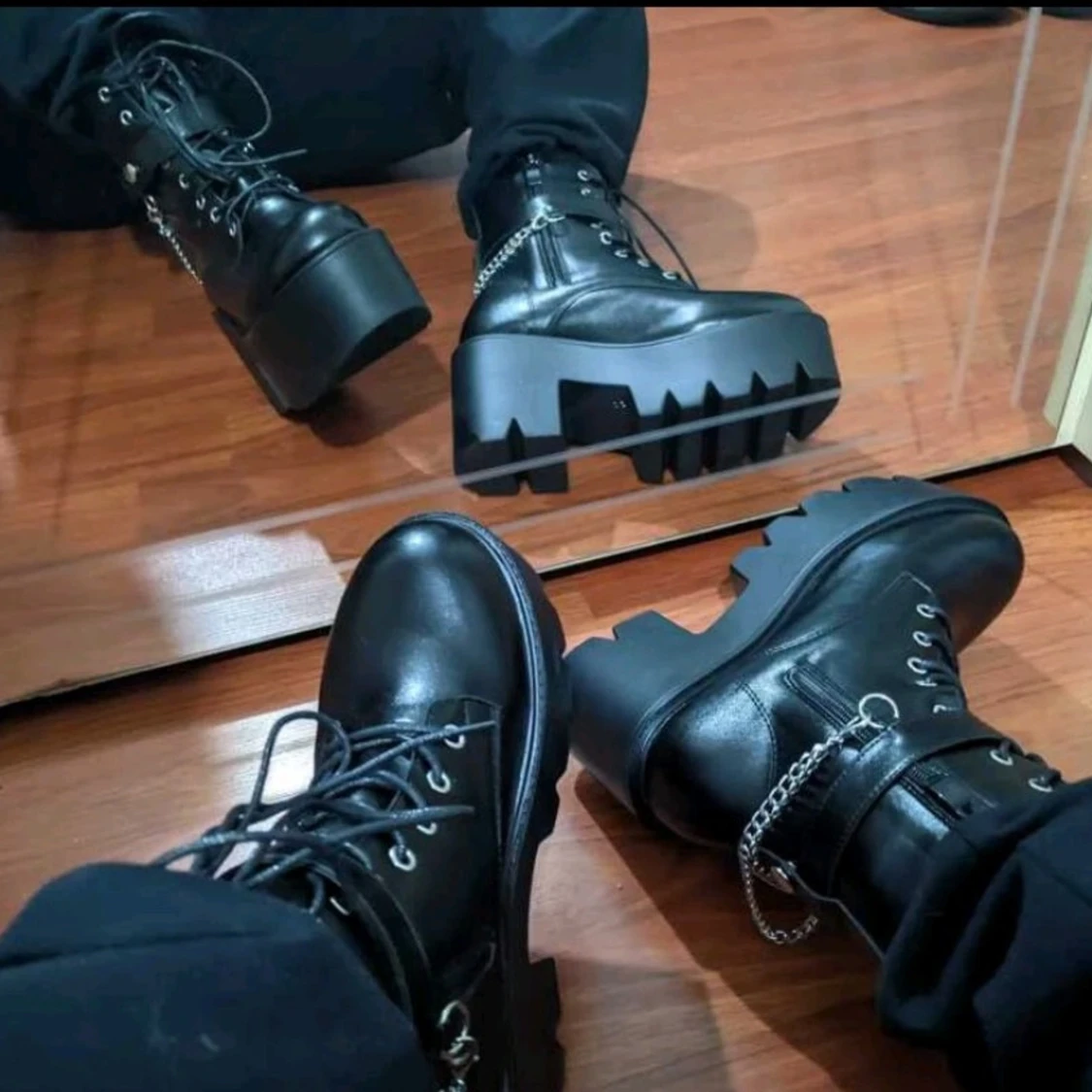 Svarta chunky boots med kedjedetalj - 92