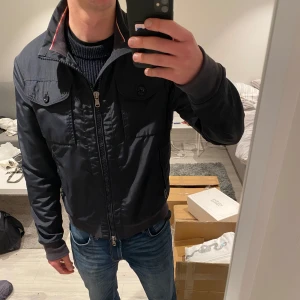 Moncler Fieldjacka  - Säljer denna sjukt snygga och populära Fieldjackan från Moncler | Storlek 5 fits M/L| Skick  8-9/10 inga defekter alls | Vid minsta fråga eller fundering är det bara att kontakta oss!