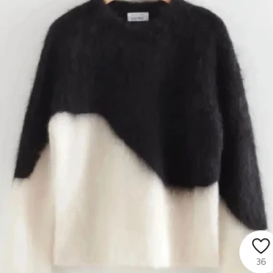Stickad tröja &other stories - Supermysig och fluffig mohair tröja från &other stories paris. Väldigt eftertraktad därav priset💕 Perfekt för kyliga dagar med sin mjuka och varma känsla. Den har en cool asymmetrisk design och långa ärmar💕 strl M men skulle säga xs-s💕 bra skick skriv för egna bilder💕