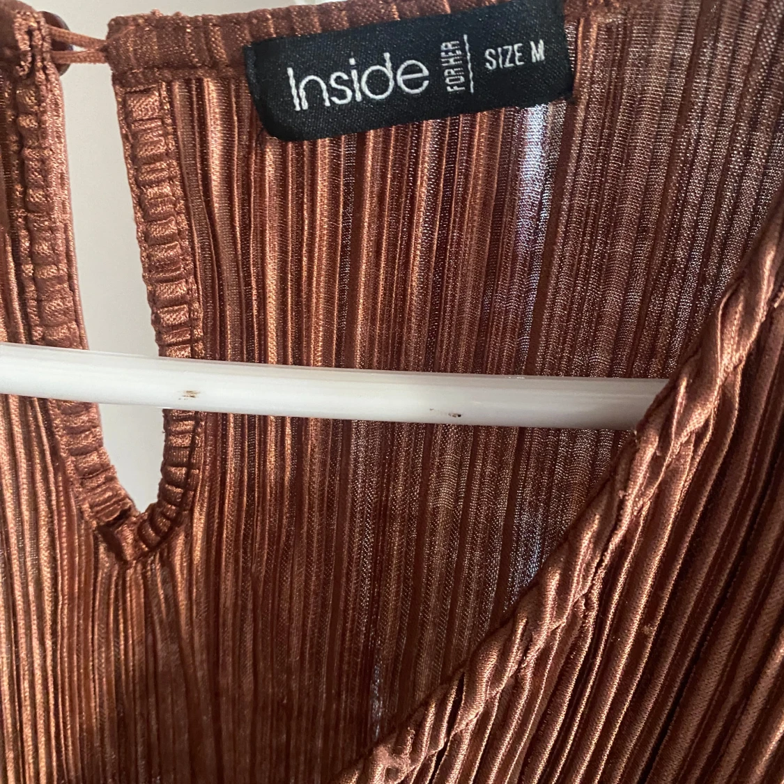 Brun plisserad klänning från Inside - 91