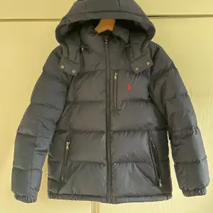 Varm och skön vinterjacka från Ralph Lauren, storlek 14-16 men passar XS (170cm), kom privat för fler bilder eller frågor!