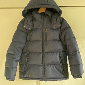 Ralph Lauren jacka - Varm och skön vinterjacka från Ralph Lauren, storlek 14-16 men passar XS (170cm), kom privat för fler bilder eller frågor!