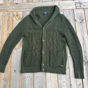Olivgrön kofta från Woolrich - Säljer nu en galet fet stickad olivgrön kofta från det eftertraktade märket Woolrich. Koftan är i storlek L men passar även storlek M. Perfekt nu till vintern/hösten. Priset är inte hugget i sten!
