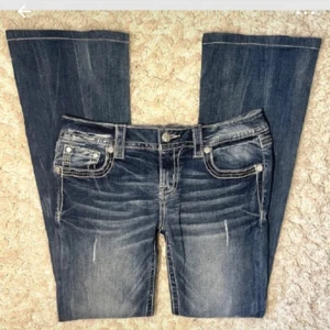 Mörkblåa miss me jeans nyskick!! - S/M, midjemått: 40 innerbensmått:79 ytterbensmått:102 superfina verkligen och har inga tecken på användning! Lowwaist och bootcut❤️i en fin marinblå/mörkblå färg❤️storlek 38, hör av dig om du vill diskutera priset eller har frågor annars får du gärna använda köp nu knappen (: