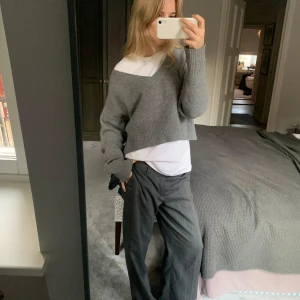Grå croppad stickad tröja - Säljer en supermysig grå croppad stickad tröja med v-ringning. Perfekt för lager-på-lager looken eller att ha för sig själv lite off-shoulder.  100% cashmere, sååå himla skön och snygg!