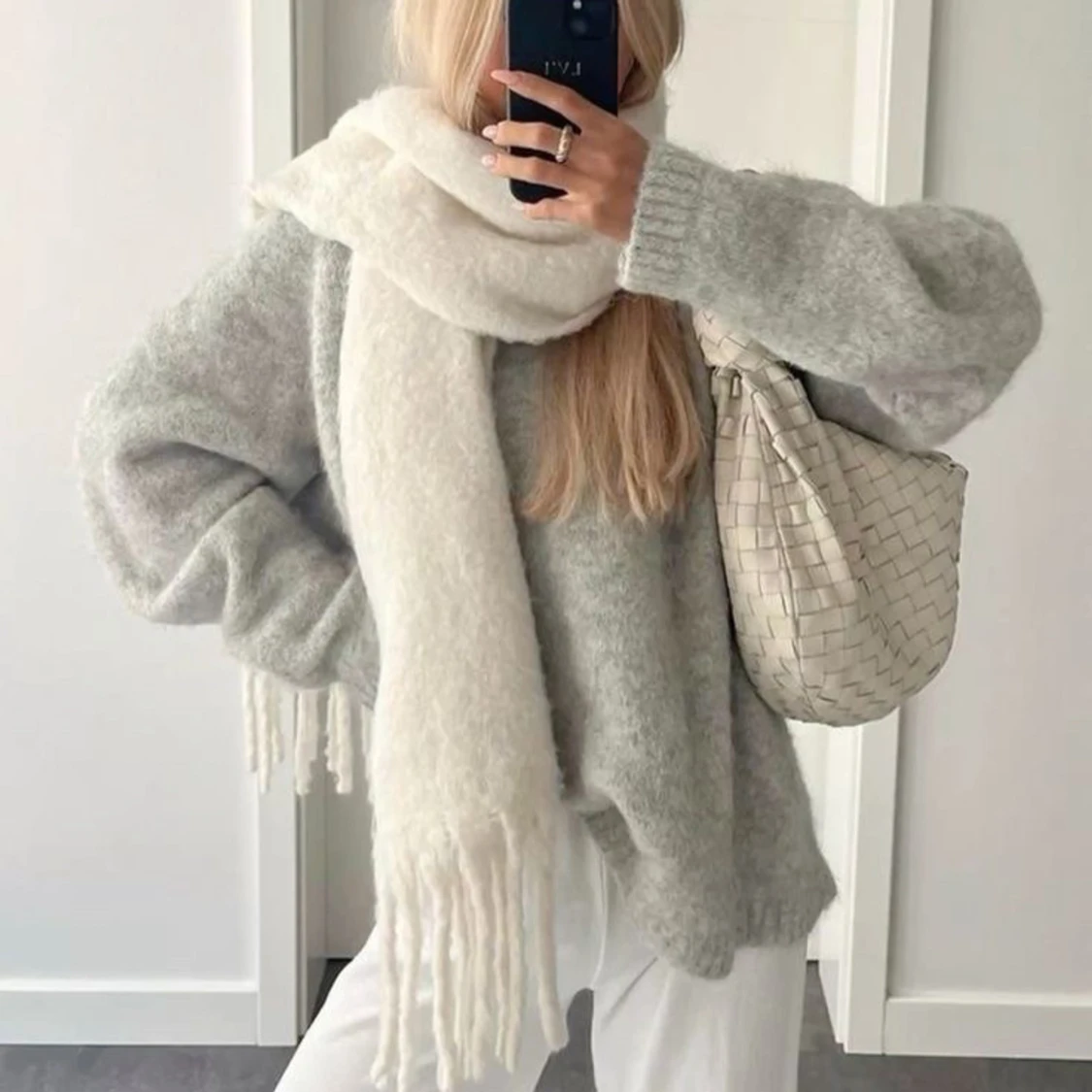 Beige stickad halsduk 