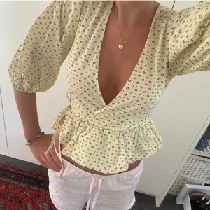 Gul omlottblus med prickigt mönster - Säljer en superfin gul omlottblus från ganni då deb tyvärr inte kommer till andvändning