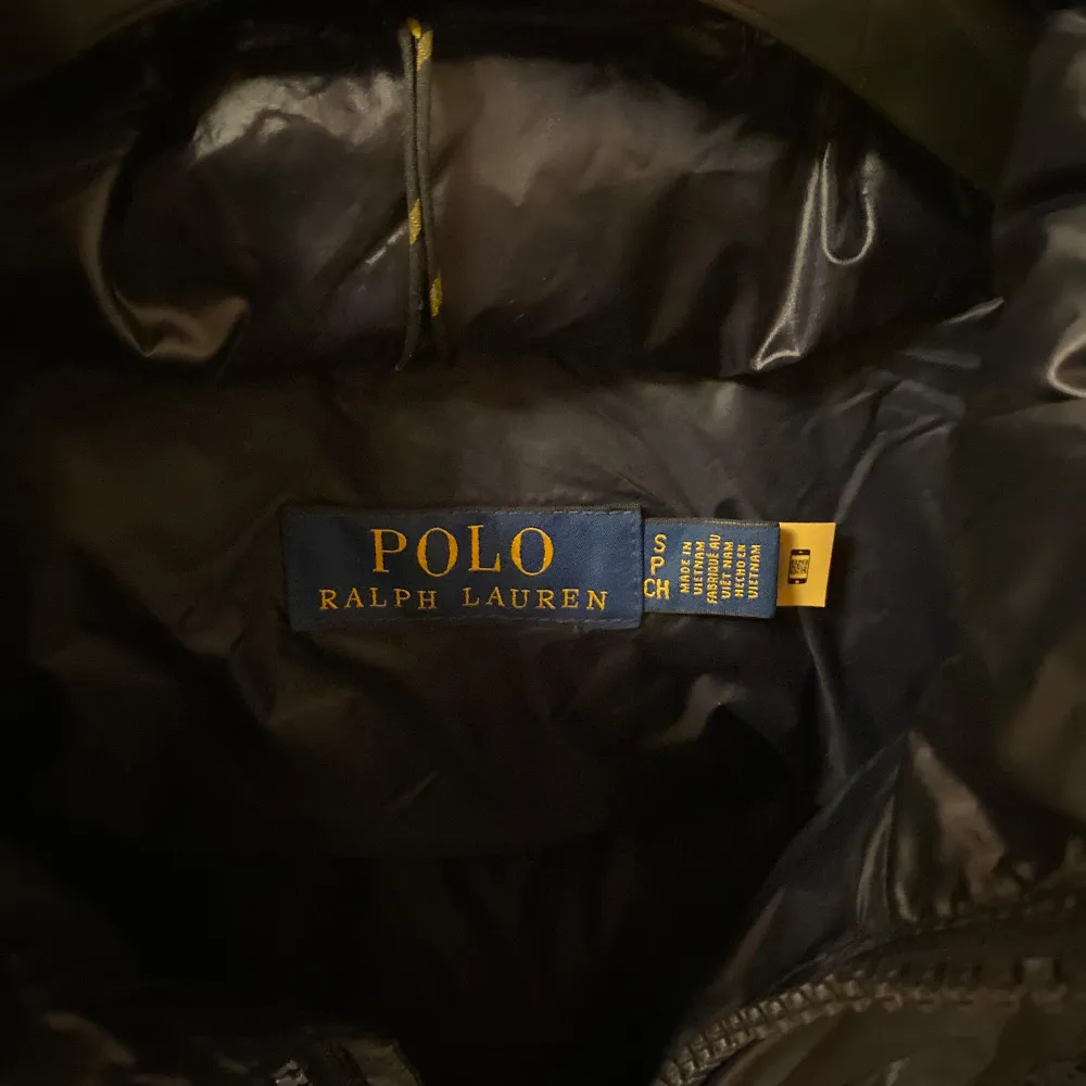 Säljer nu min Polo Ralph Lauren jacka i mycket bra skick då jag skaffat mig en annan jacka inför vintern. Storlek-S Nypris-6099 Mitt pris-3699. Kvittot medföljer vid köp! Fraktar spårbart via postnord/instabox!🙂. Jackor.