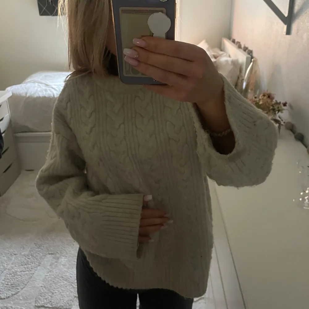 Mysig beige stickad tröja från H&M i storlek XS. Perfekt för kyliga dagar med sitt flätmönster och ribbade muddar. Tröjan har en klassisk design som passar både till vardags och lite finare tillfällen. Superbekväm och stilren! 🍂Jättevarm och skön! Stor i storleken skulle jag säga. Tröjor & Koftor.