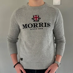 Morris - Säljer en snygg och stilren grå tröja från Morris i mycket bra skick. Storlek XS. Jag på bilden är 174 och väger 65kg.