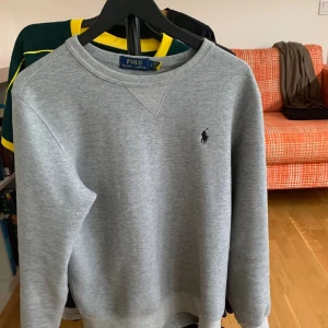 Grå sweatshirt från Polo Ralph Lauren - Säljer grå sweatshirt från Ralph lauren