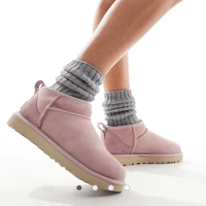 Rosa Uggs Mini - Superfina rosa uggs i mocka med en bekväm och varm design. Det står ingen storlek i skon men jag gissar att de är 37 men passar jättebra på mig som har 38. De är inpregnerade så de behövs inte fixas själv, de betyder dock inte att dom är helt 100% vattentäta. Skriv gärna om de finns frågor💕