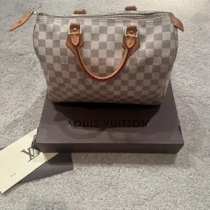 Louis vuitton ”Speedy” storlek 30. Skick 9/10 som ny super Fräsh! Pris 6899kr kommer med dustbag box och kvitto. 