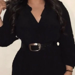 Svart klänning -  Klänningen har långa ärmar och är perfekt för både vardag och fest. Den är i bra skick och passar till många olika tillfällen. Använd vid ett tillfälle bara. Passar till strl M! Inköpspris 699.