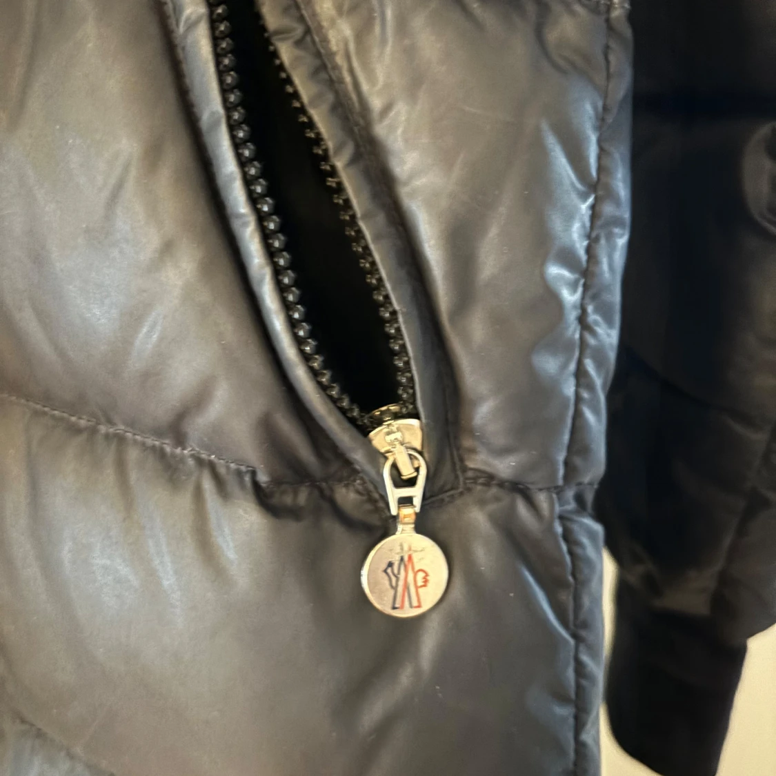 Mörkt blå dunkappa från Moncler - 91