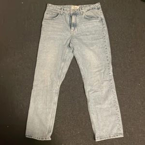 Ljusblå pull&bear jeansbyxor - Säljer ett par ljusblå jeansbyxor i bra skick. Lite små i storleken.