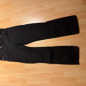 Säljer nu ett par riktigt feta svarta jeans från Hugo Boss. Säljer dem då jag inte använder dem då de är för stora. Nypris ligger på 1800. Storlek 32 32. Skriv gärna vid funderingar eller prisförslag😃 Byxorna kan köpas tillsammans med andra produkter på min Plick för ett billigare paketpris.