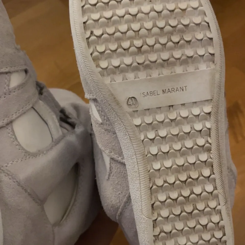 Säljer min älskade sneakers från Isabel Marant i storlek 41 men skulle mer 39/40 då dem är väldigt små i storlek. Jag har själv storlek 39/40.   Säljer på grund av att dem inte riktigt kommer till användning längre. 💕(utan dustbag och original kartong) skriv för fler bilder eller om de finns några frågor. Pris går alltid att diskuteras vid snabb affär ❤️. Skor.