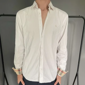 Burberry skjorta - Riktigt snygg burberry skjorta i fint skick, storlek. Passar Ca M-L. Inga defekter på skjortan.  Modellen är ca 187. 
