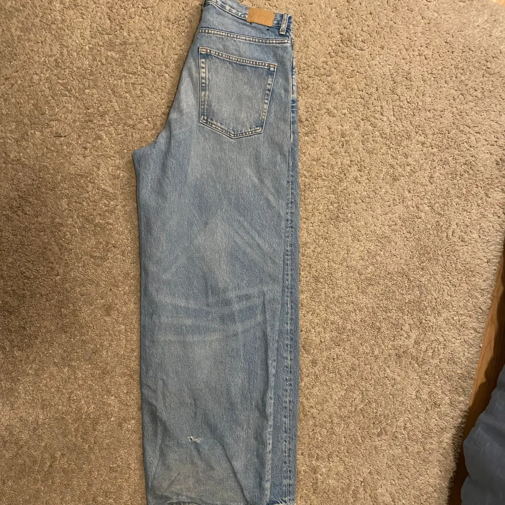 Baggy weekday jeans, har ett litet hål längst ner men det kan fixas enkelt. Size W31 L34.. Jeans & Byxor.