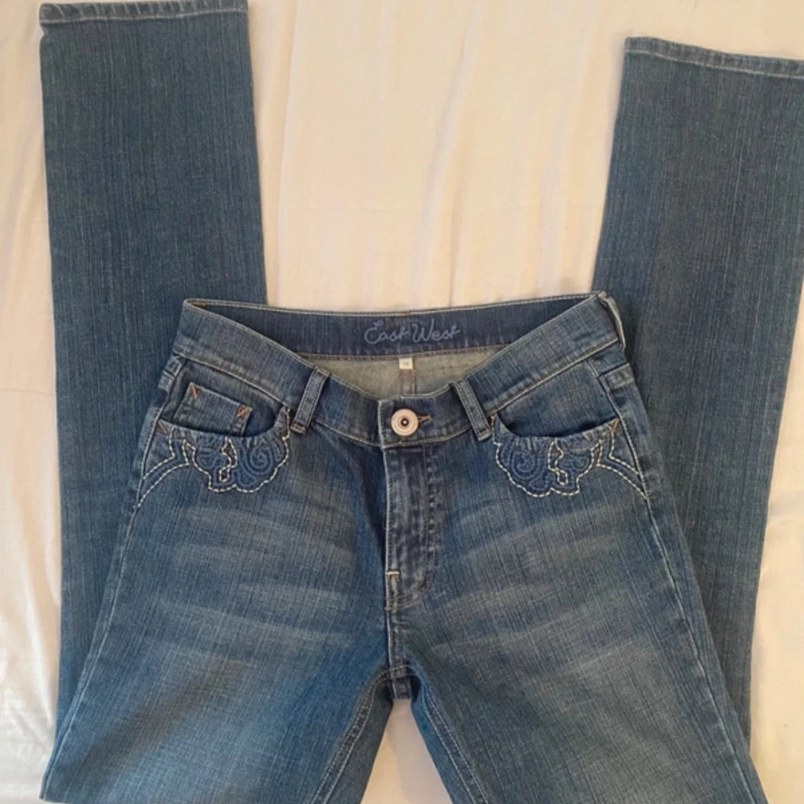 Blå jeans med broderade detaljer - 1