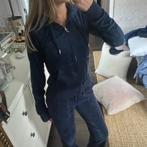 Blått Juicy Couture set - Säljer nu mitt jätte fina juicy couture sett! Byxorna är i storlek XS och tröjan S. Båda delarna är i extremt bra skick och endast använt fåtal gånger, i princip nya. Säljer då de inte kommer till användning. PS står ej för frakt ❤️🫶🏻
