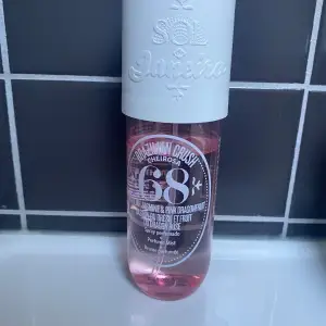 Säljer en fräsch och exotisk parfymmist från Sol de Janeiro. Flaskan är genomskinlig med rosa vätska och har en vit kork. Doften är en mix av brasiliansk jasmin och rosa drakfrukt, perfekt för en somrig känsla. Flaskan är stilren och lätt att ta med sig. Perfekt för att fräscha upp sig under dagen! 🌸