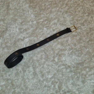 Bees and Stars bälte guld - Cirka 110 cm lång  Fick den av en vän men jag använder inte den längre 