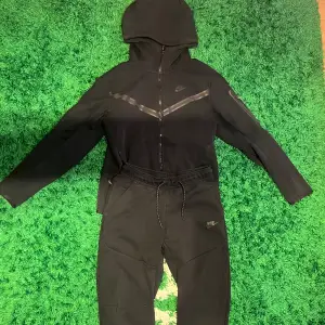 Säljer en hel Nike tech fleece Tracksuit. Byxorna är Storlek S och Hoodien också S. Det finns en liten reva/hål  i högra fickan(se bild 3). Fler bilder på Byxorna finns i en annan annons som jag har lagt upp :)