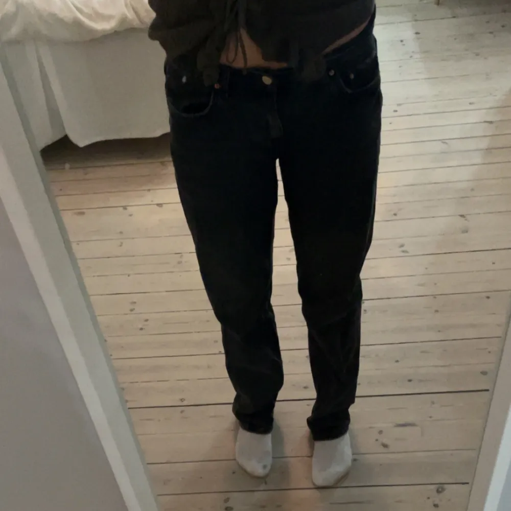 Säljer ett par svarta jeans från Gina Tricot i storlek 38. De är i bra skick och har en klassisk straight passform. Perfekta för både vardag och fest!🤗 Pris kan diskuteras! Kontakta mig för mer information💗Jag står inte för postens slarv, samt så står köparen för frakten!😊😙. Jeans & Byxor.