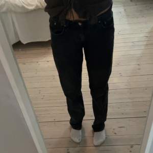 Säljer ett par svarta jeans från Gina Tricot i storlek 38. De är i bra skick och har en klassisk straight passform. Perfekta för både vardag och fest!🤗 Pris kan diskuteras! Kontakta mig för mer information💗Jag står inte för postens slarv, samt så står köparen för frakten!😊😙