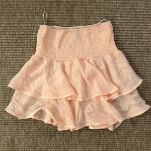 Ljusrosa volangkjol från Shein - Kjol från SHEIN, använd 2 gånger. 