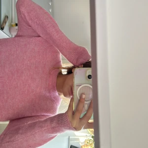 rosa stickad tröja - jätte fin rosa stickad tröja i nyskick, använd ca 2 gngr, perfekt till hösten o vintern❤️