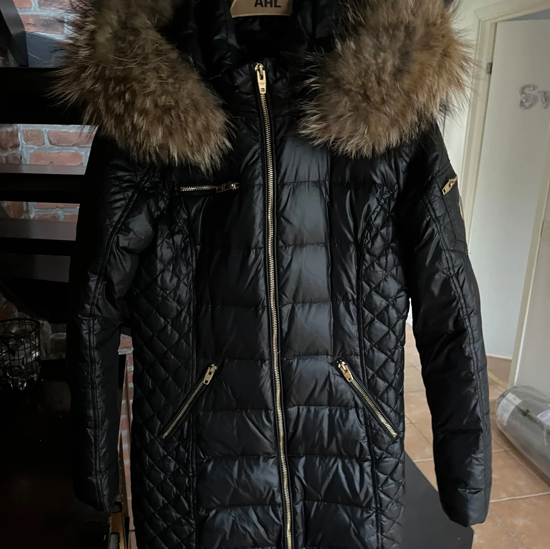 Svart dunjacka med äkta päls  - 91
