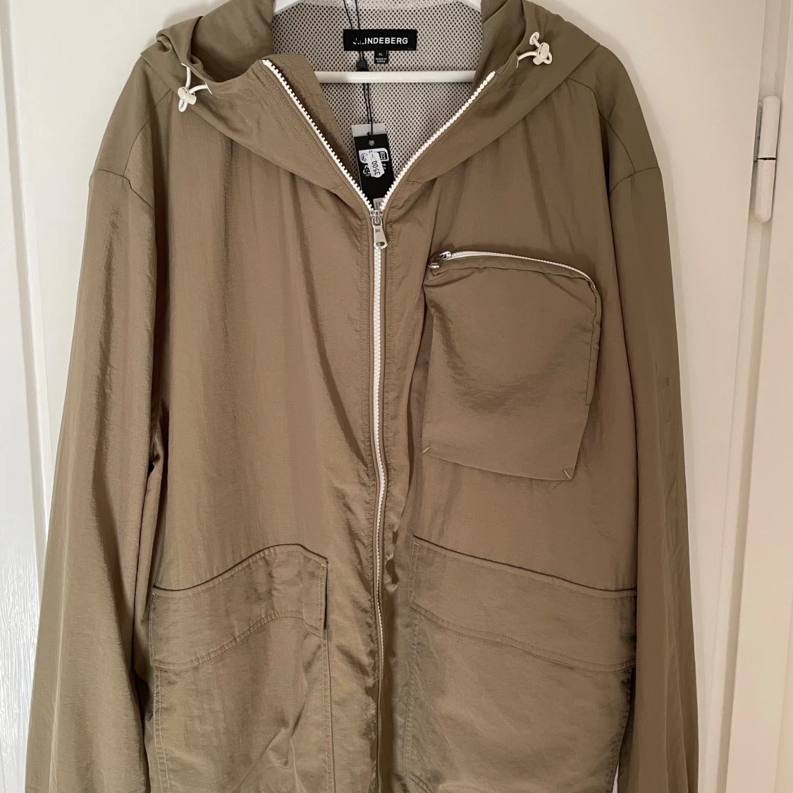 Oliv vindjacka från J.Lindeberg