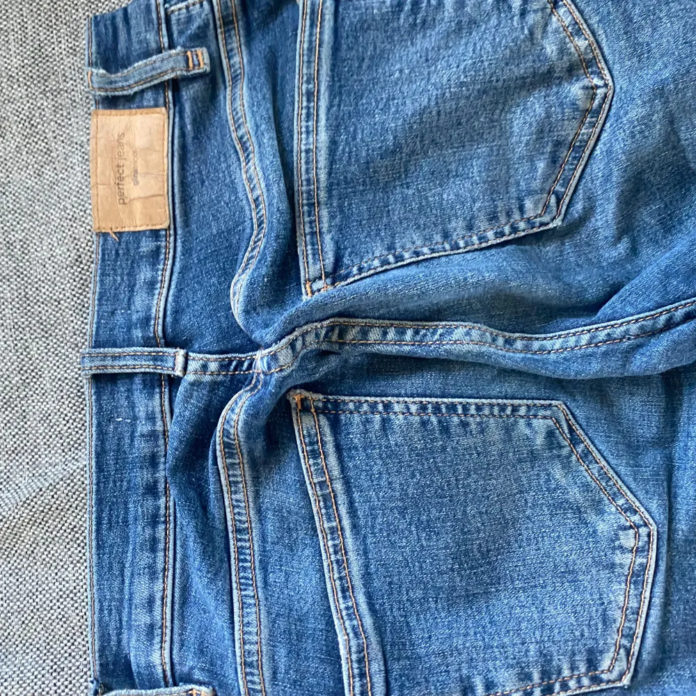 Säljer ett par snygga blå bootcut jeans från Perfect Jeans Gina tricot i storlek 34. De har en klassisk femficksdesign och är i bra skick. Väldigt sköna o till o me lite stretchiga i materialet. Sjukt snygga perfekta för både vardag och fest! Jag som har på mig dom är 162 cm lång och  jeansen sitter  under naveln på mig👖✨Köpte jeansen för 499kr. Jeans & Byxor.