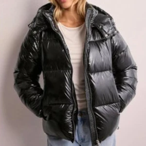 Nelly jackan - Säljer nu den slutsålda Nelly jackan, Är som helt ny inga defekter alls. Skriv om ni vill ha fler bilder och pris kan diskuteras.