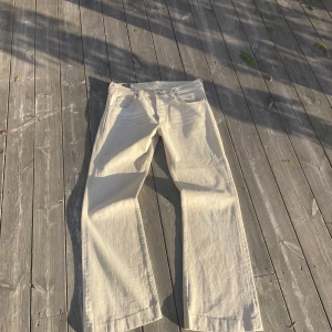 Vintage Beige byxor från Lee - Säljer ett par snygga beige byxor från lee. De är vintage och passar folk som är 180 - 191. Waisten är runt 34.