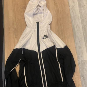 Nike regn jacka - Aldrig använt helt ny. Pris kan diskuteras vid snabb affär!
