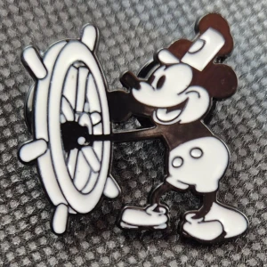 Pin - Musse Pigg "som Ångbåtskalle" - Pin från första Musse pigg filmen med ljud 1929, mått på den är: 3.2×3cm. ✨️Titta igenom alla mina upplagda & köp fler saker i Bundle för att spara på frakten & få allt du köpt i ett & samma paket✨️ För att köpa med Bundle så får du först trycka i "Köp med bundle" sedan väljer du ut allt du vill köpa för att få allt på samma frakt = Billigare 👌 Om du däremot köper fler varor i olika köp blir det egen frakt för varje köp. Önskar du swisha mej, meddela mej vad du vill köpa så ordnar vi det 👌