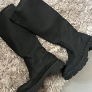 Svarta höga stövlar - Svarta höga boots från ZARA i strl 38! Chunky sula och väldigt sköna!!