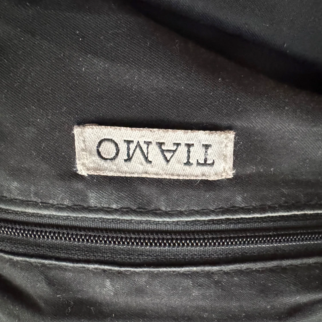 Svart axelväska med kedjedetaljer - 91