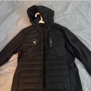 Sail racing  - Tja! Säljer min sailracing jacka. Säljer jackan då jag vuxit ur den och letar efter en ny. Enligt mig är detta den bästa vårjackan/höstjackan man kan ha! Den är i storlek L och är i ett gott skick. Nypris i butik är 3500kr. Vid fler frågor är det bara att höra av sig! :)