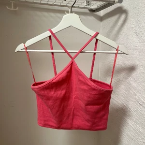 Rosa ribbad linnetopp från Zara - Fin festtopp från Zara med smala axelband som korsas i ryggen, croppad passform. Säljer då den är för liten för mig💕