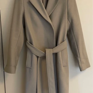 Filippa k kappa - Säljer min tjejs filippa k kappa nästintill ny priser går att förhandla 