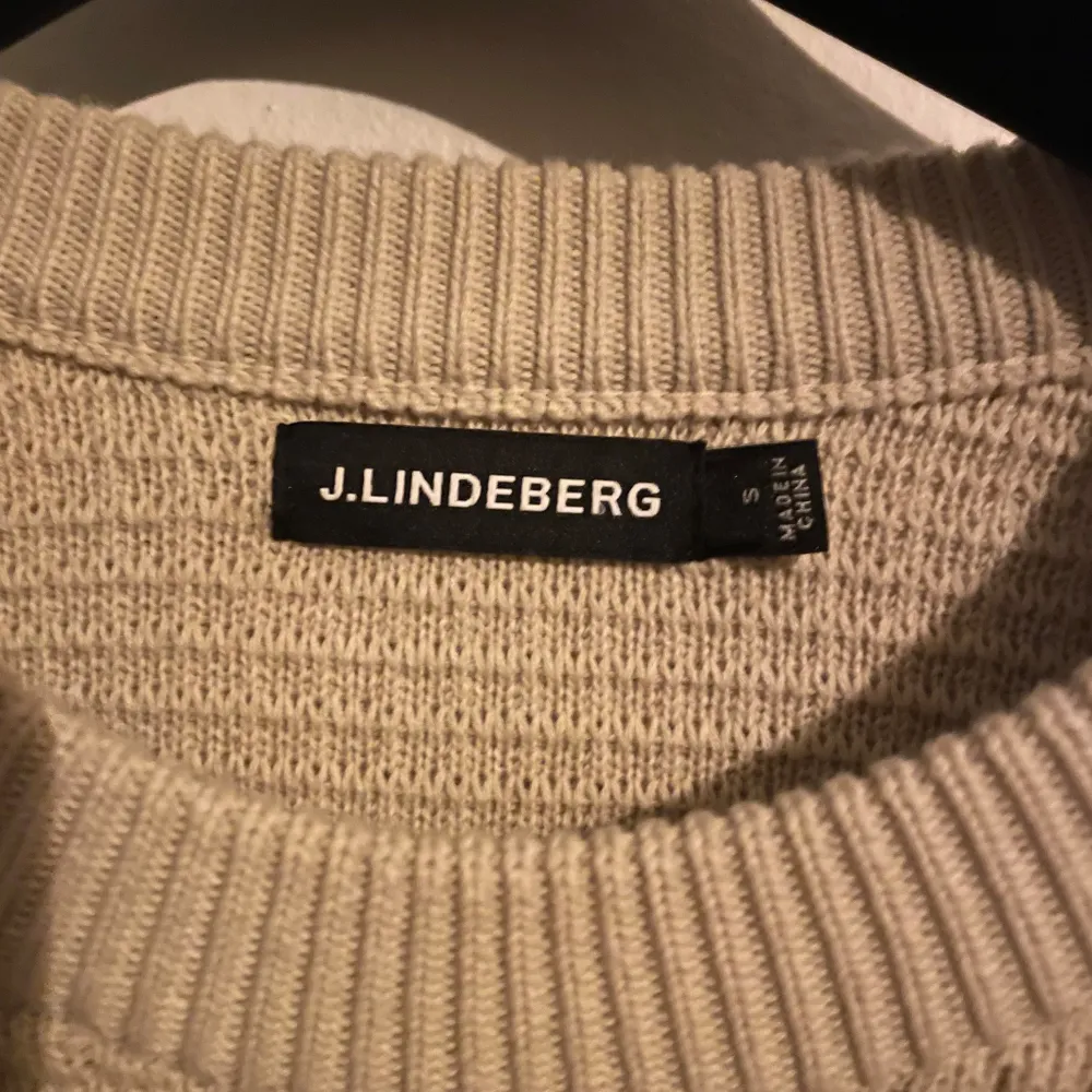 Säljer en snygg beige stickad tröja från J.Lindeberg i storlek S. Helt perfekt skick den är bara använd max 3 gånger! Tröjan är gjord av ekologisk bomull. Perfekt för både höst och vinter.  🍂Nypris 1200 mitt pris 750kr. Skriv om funderingar . Tröjor & Koftor.