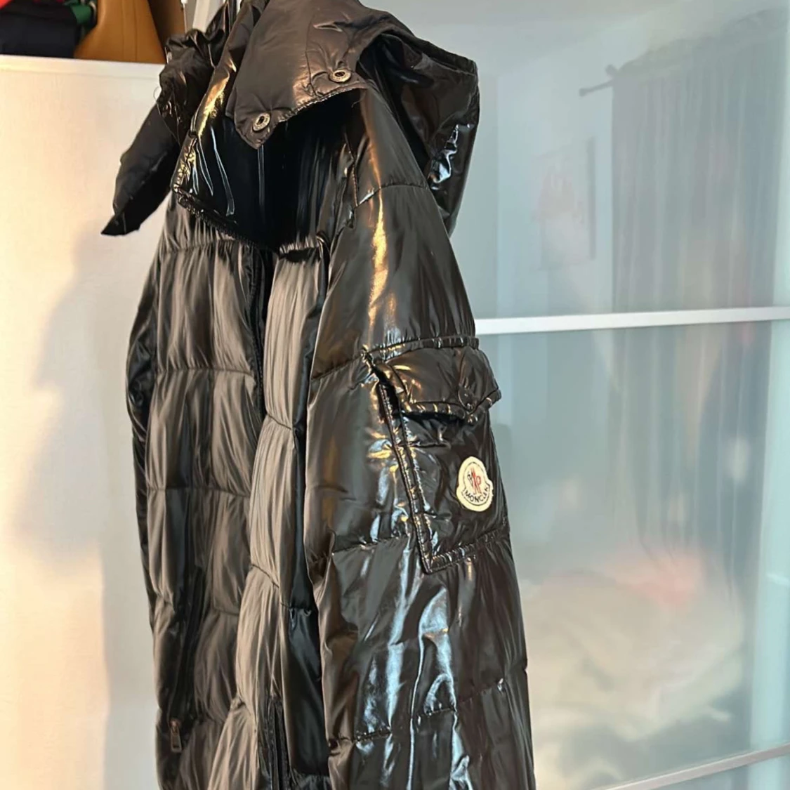 Svart glansig dunjacka från Moncler