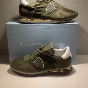 Gröna sneakers från Philippe Model - Hola 👋🏼•Säljer ett par snygga gröna sneakers från Philippe Model• De har en cool camo-detalj på sulan och är gjorda i en mix av mocka och syntetmaterial• skick 10/10 andvända max 5 gånger• pris 1999kr• storlek 43• skriv pm för mer frågor o bilder•caio 👋🏼