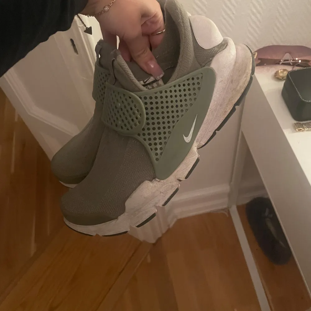 Gröna Nike sock dart storlek 39. Skit snygga passar till allt. Pris går att förhandla. Skor.