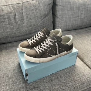 Philippe Model skor - Gråa Philippe model i storlek 43, skorna är i nyskick då de bara använts en gång. Boxen ingår. Priset går att diskutera vid snabb affär!